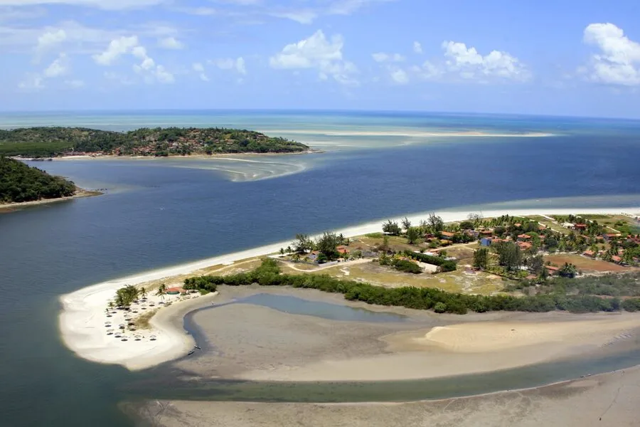 Coqueirais e águas esverdeadas da praia selvagem de Atapuz, em Goiana