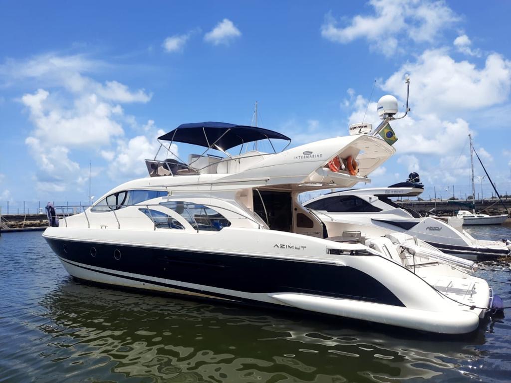 Gênesis XI visto de perfil na marina, iate com flybridge