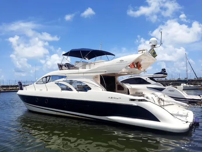 Gênesis XI visto de perfil na marina, iate com flybridge