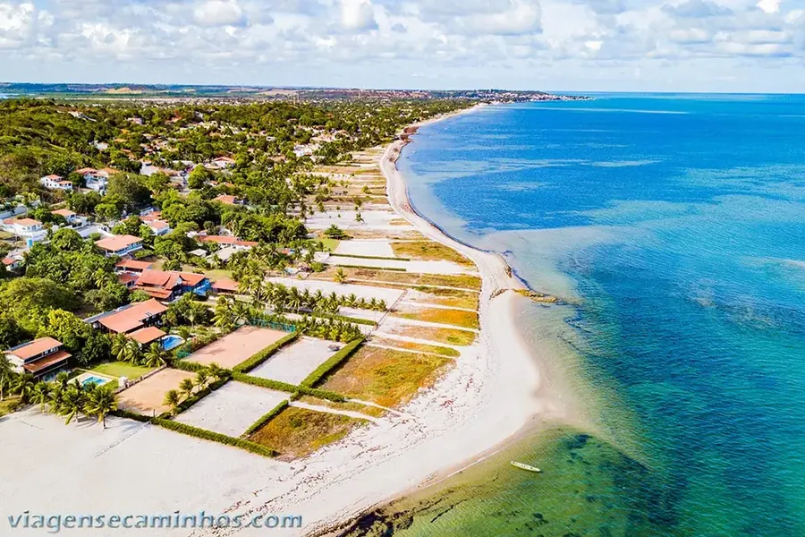 Vista aérea da Praia de Catuama, em Goiana: faixa de areia com coqueiros e mar calmo