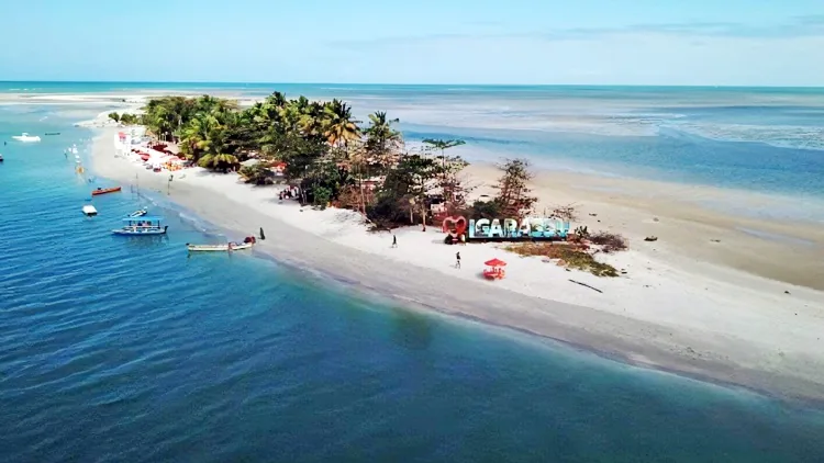 Banco de areia da Coroa do Avião cercado por águas claras em Itamaracá