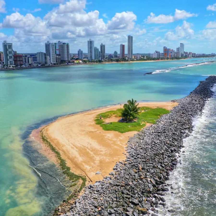 Águas claras das piscinas naturais da Ilha da Amizade, o Quadrado de Olinda