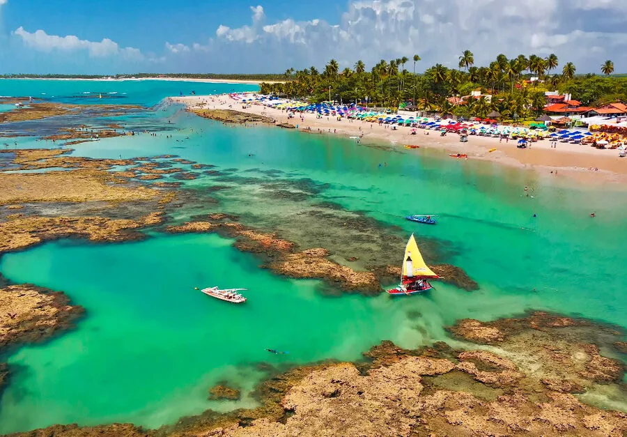Piscinas naturais de Porto de Galinhas vistas do mar, com águas transparentes