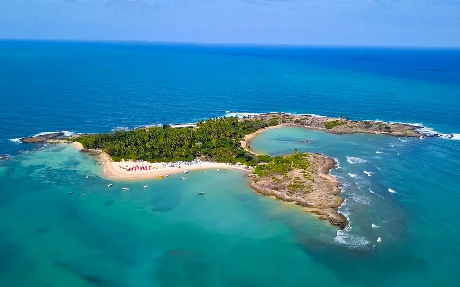 Ilha de Santo Aleixo em formato de ferradura, cercada por águas claras